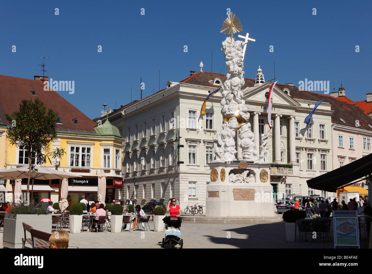Dreifaltigkeitssäule, Rathaus, Hauptplatz, Baden bei Wien, Wienerwald, Niederösterreich, Österreich, Europa Stockfoto