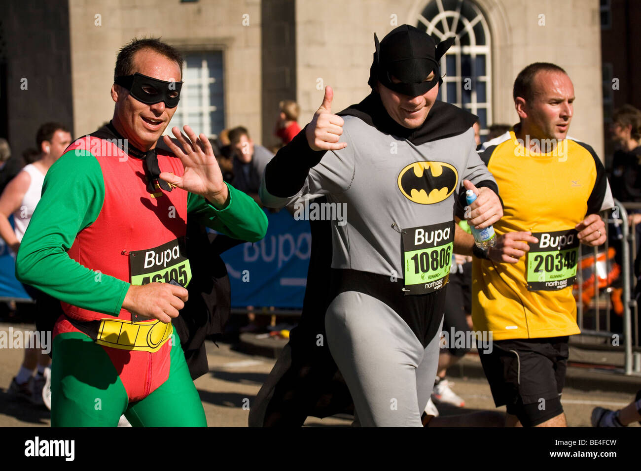 Männer in Robin (Bild links) und Batman (Mitte) Kostüme teilnehmen an die 2009 Bupa Great North Run. Stockfoto