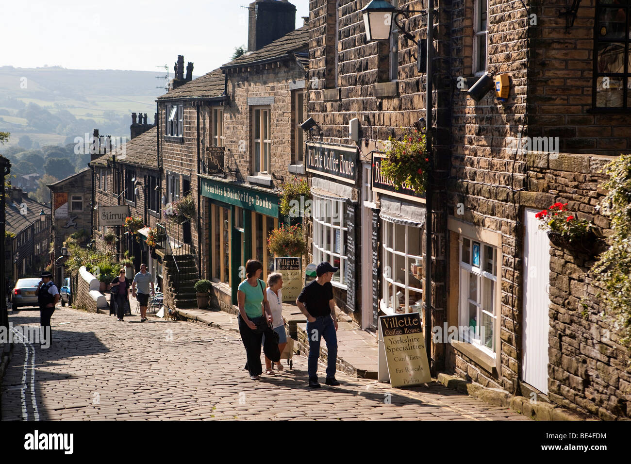 Großbritannien, England, Yorkshire, Haworth, Main Street, Besucher Sehenswürdigkeiten Stockfoto