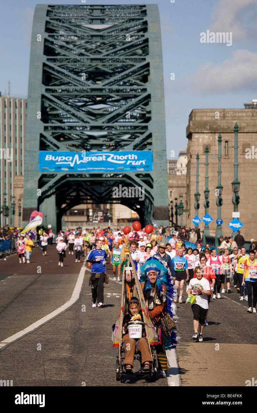 Teilnehmer in Fancy Dress Kostüme sammeln Spenden für Sunderland Stroke Unit während der 2009 Bupa Great North Run. Stockfoto
