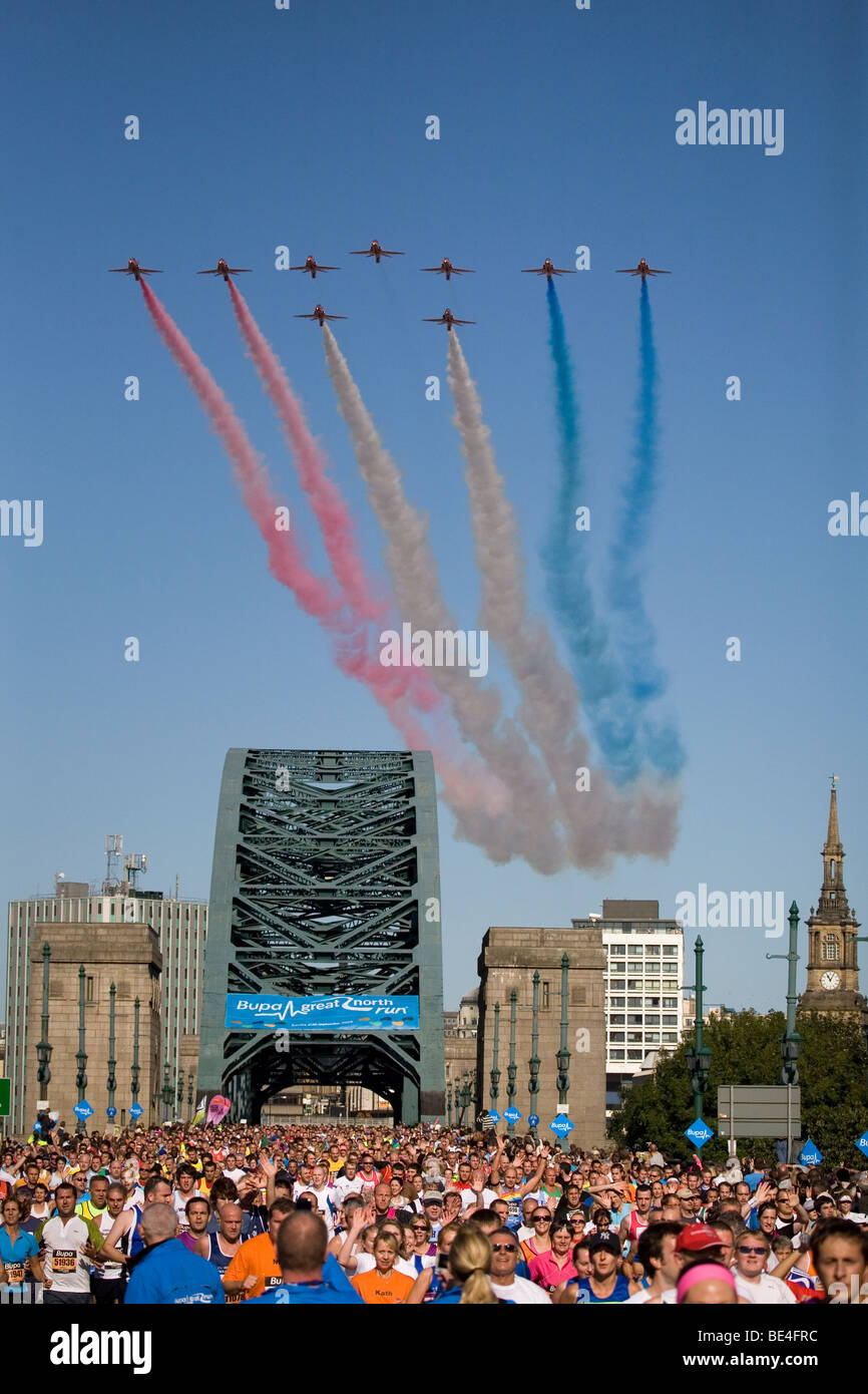 Die Royal Air Force Red Arrows anzeigen Team fliegen in Formation über den Tyne Bridge während den Great North Run Stockfoto