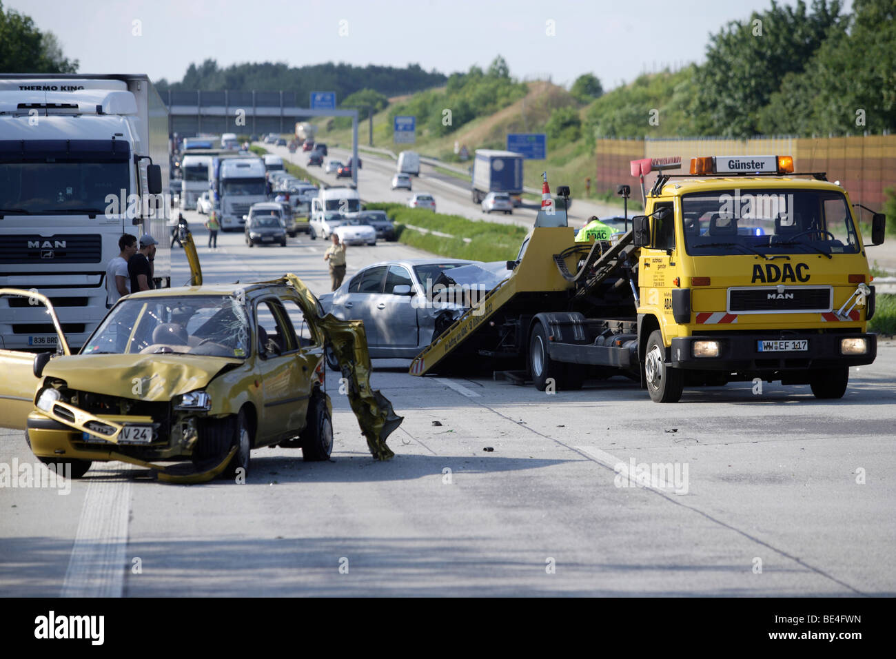 Abschleppdienst in Aktion nach einem Unfall auf der Bundesautobahn 3 Autobahn in der Nähe von Dernbach, Rheinland-Pfalz, Deutschland, Europa Stockfoto