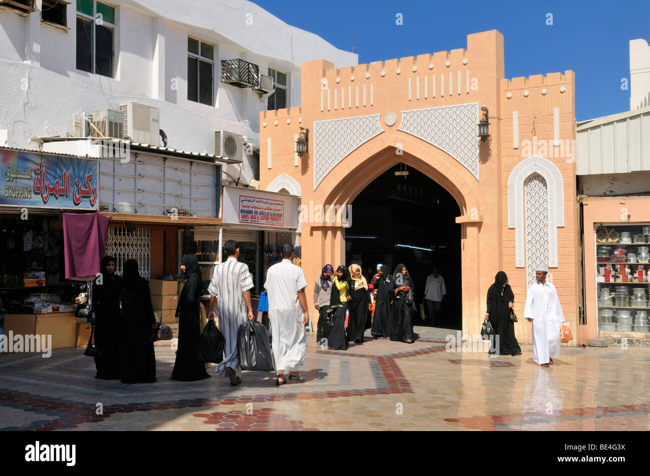 Menschen vor dem Eingang zum Mutrah Souk, Muscat, Sultanat Oman, Arabien, Nahost Stockfoto