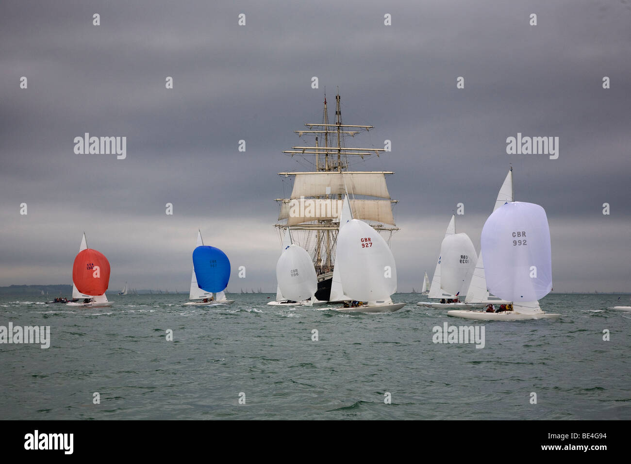 Spinnaker-Jolle Großsegler Entwicklung voraus Modernisierung manipuliert Segeln alte neue moderne große Fortschritte kleinen schnell langsamen Platz Stockfoto