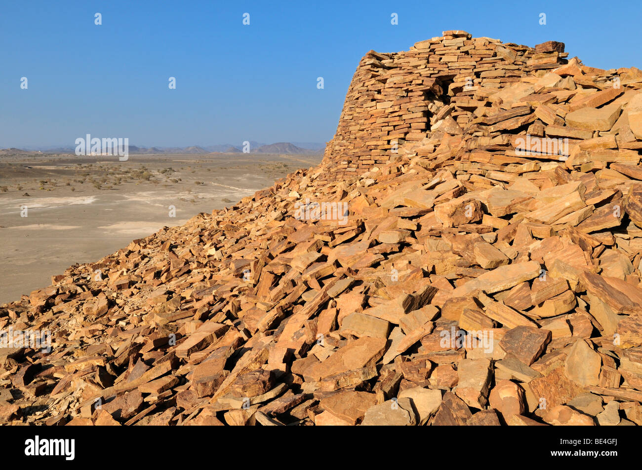 Wüste Ansicht aus einem 5000 Jahre alten steinernen Grab in der Nähe von Sinaw, Sharqiya Region, Sultanat Oman, Arabien, Nahost Stockfoto