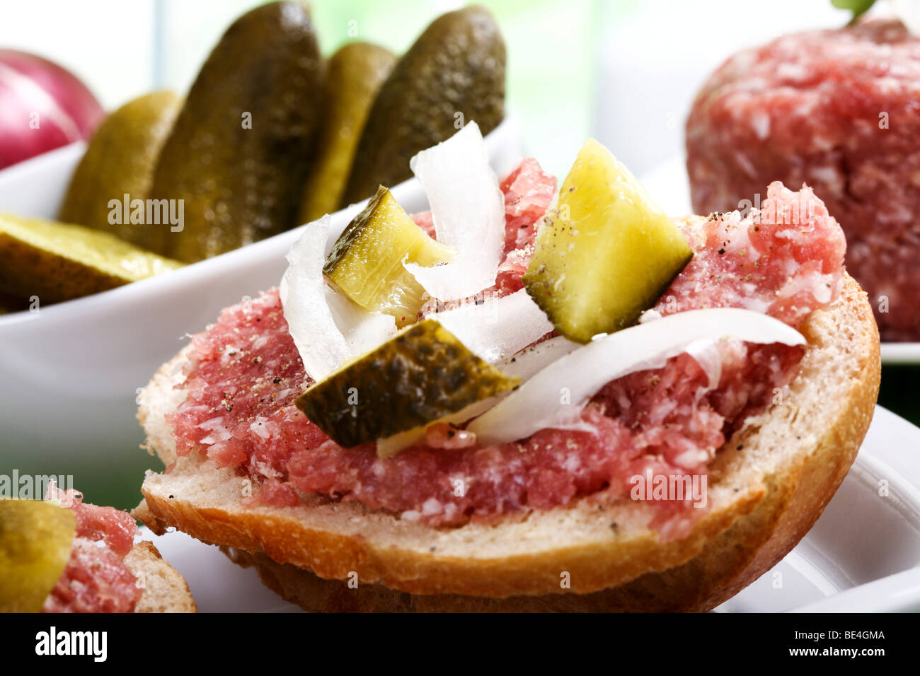 Brötchen mit Mett, Zwiebeln, Gurken und Petersilie Stockfoto