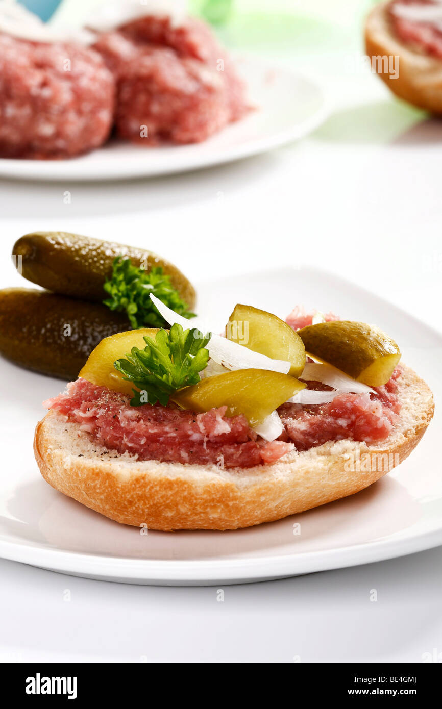 Brötchen mit Mett, Zwiebeln, Gurken und Petersilie Stockfoto