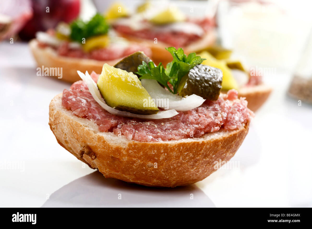 Brötchen mit Mett, Zwiebeln, Gurken und Petersilie Stockfoto