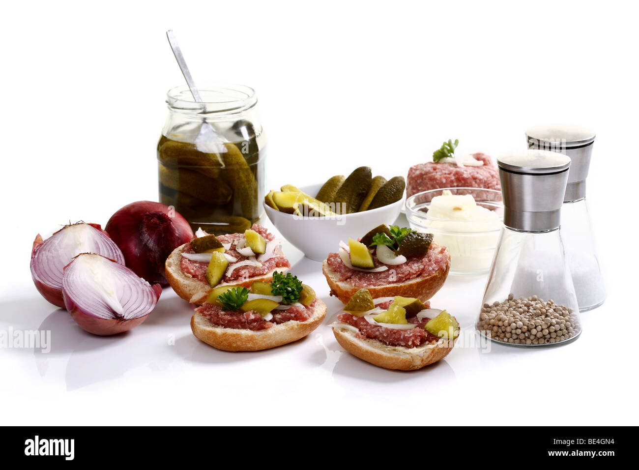 Brötchen mit Mett, Zwiebeln, Gurken, Petersilie und Gewürzen Stockfoto