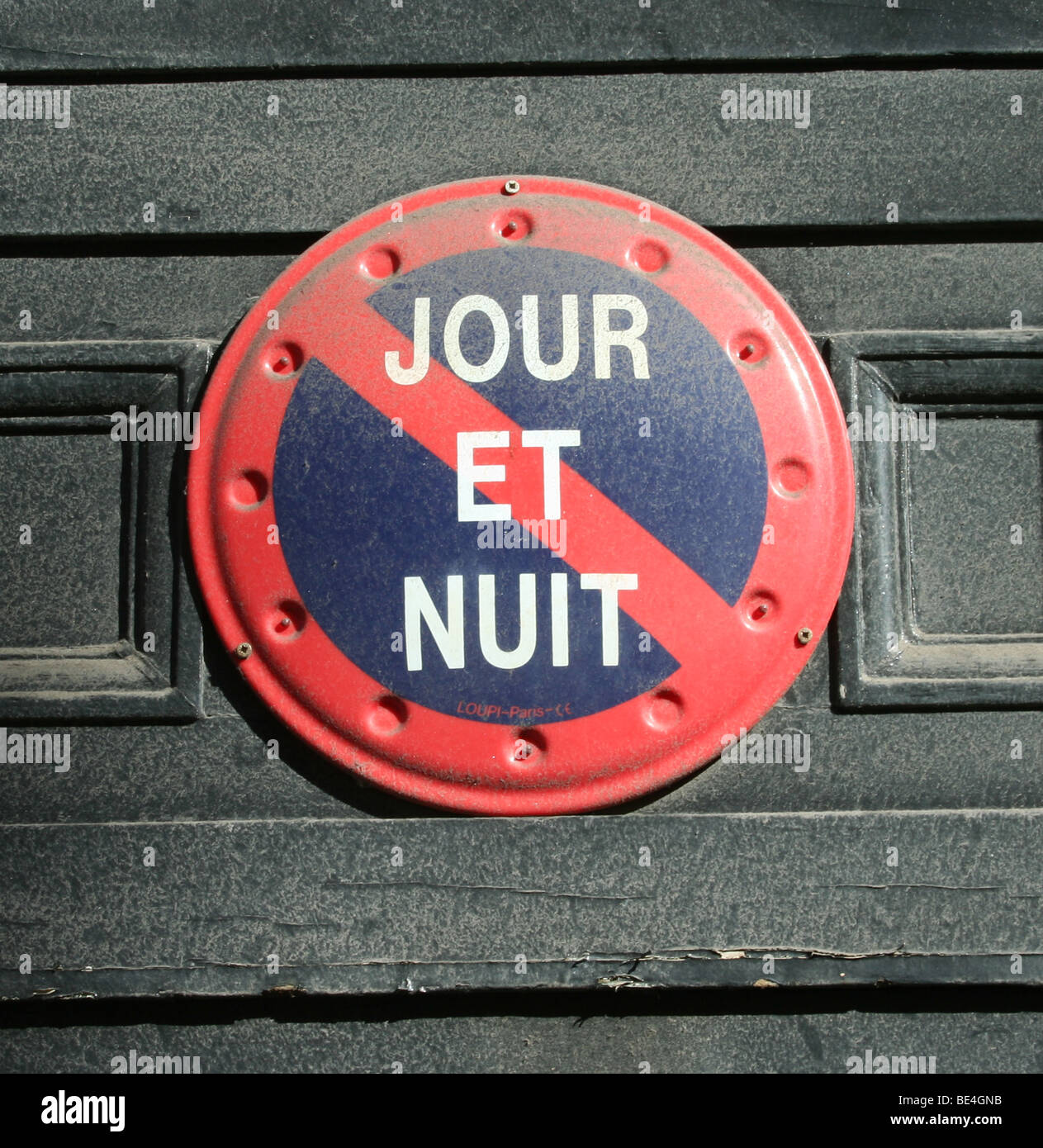 Tag und Nacht melden Sie Französisch Jour et Nuit in Boulogne Tor Stockfoto