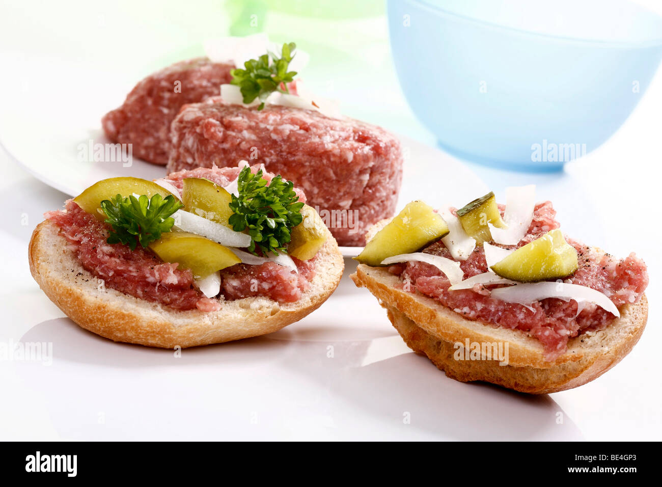 Brötchen mit Mett, Zwiebeln, Gurken und Petersilie Stockfoto