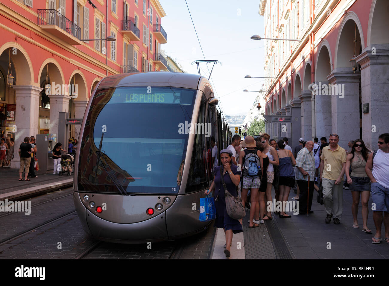Straßenbahn an der Place Massena Haltestelle das öffentliche System läuft seit November 2007 Nizza, Südfrankreich Stockfoto