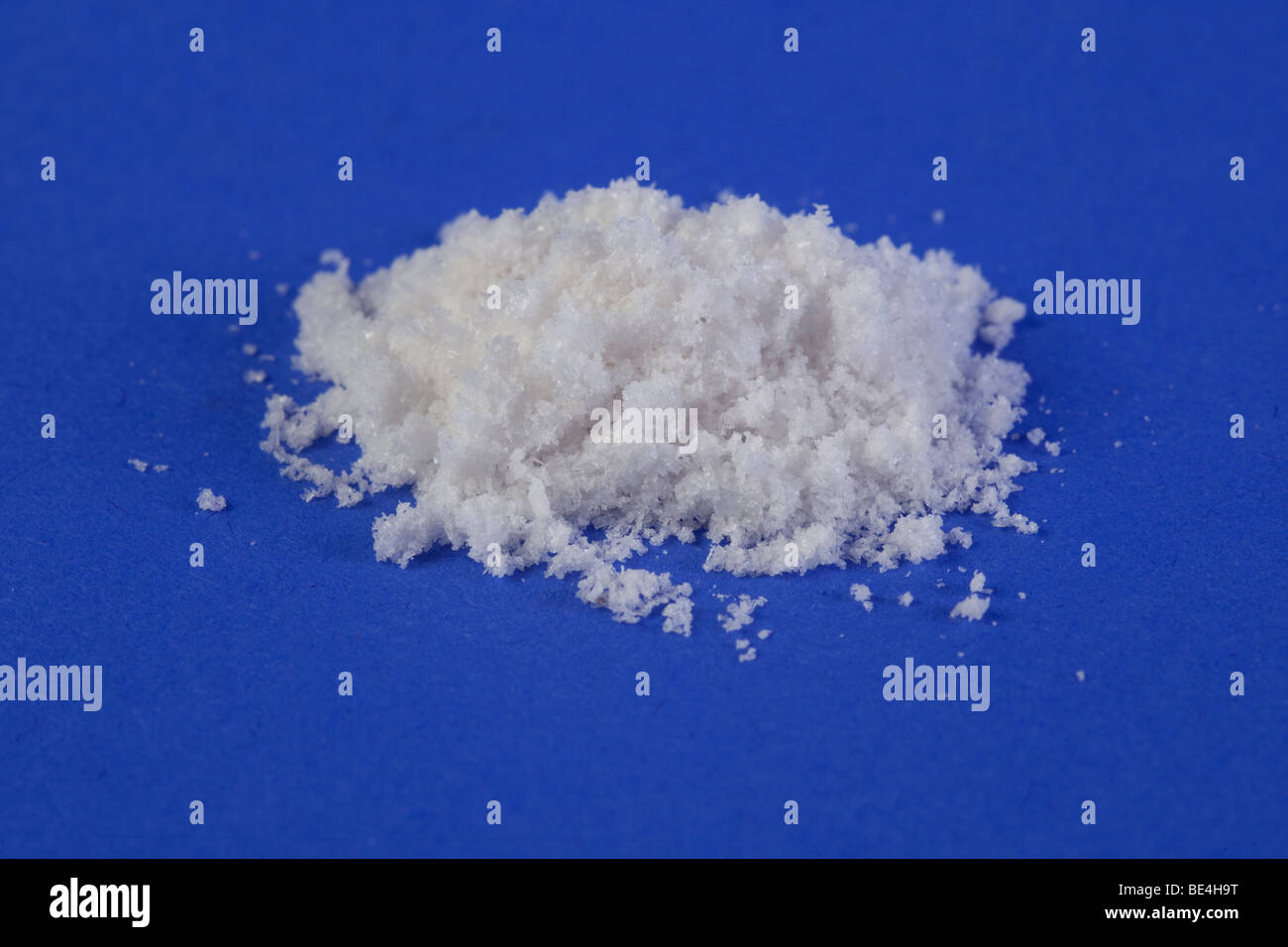Mephedron 4-Methylmethcathinone (4-MMC) Pulver mit einem blauen Studio-Hintergrund. Eine juristische hoch als rechtliche MDMA Pulver verkauft werden. Stockfoto