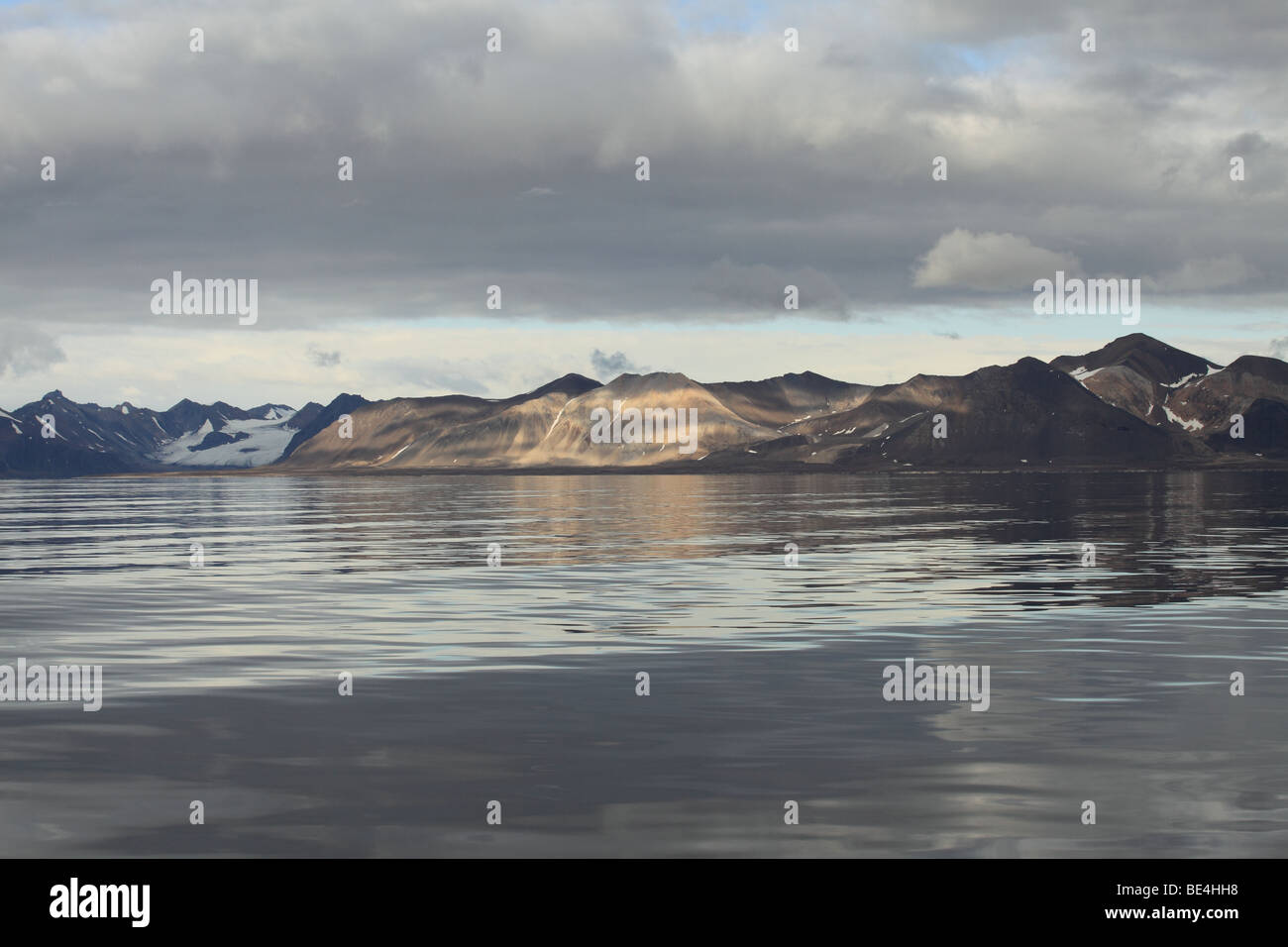 Malerische Landschaft von Svalbard, Gletscher und dem arktischen Ozean Stockfoto