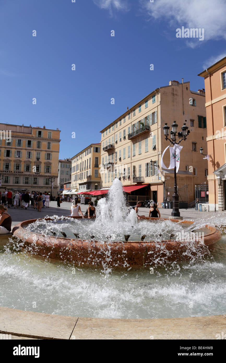 Brunnen in Place du Palais Nizza, Südfrankreich Stockfoto