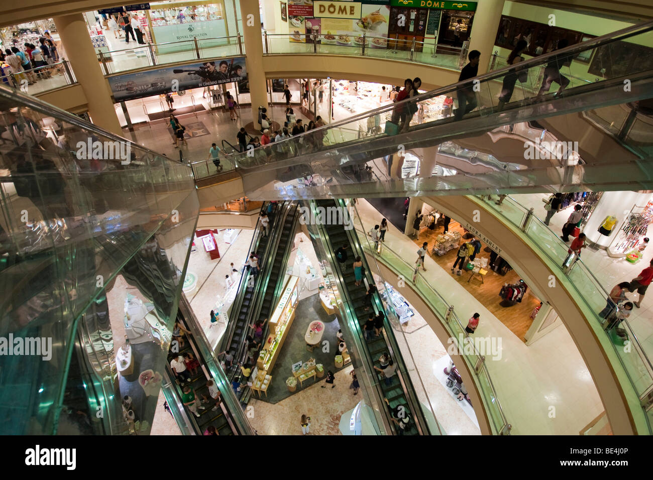 Touristen und Einheimische einkaufen in einem Einkaufszentrum, Orchard Road, Singapur, Südostasien Stockfoto