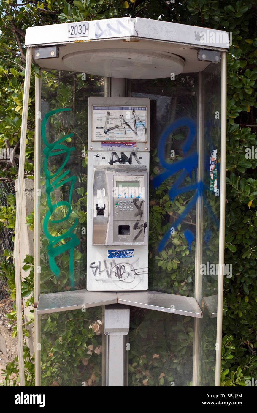 Geschändeter öffentliche Telefonzelle mit Grafitti im Badeort von Lacanau-Ocean entlang der Atlantikküste Süd Westen von Frankreich Stockfoto