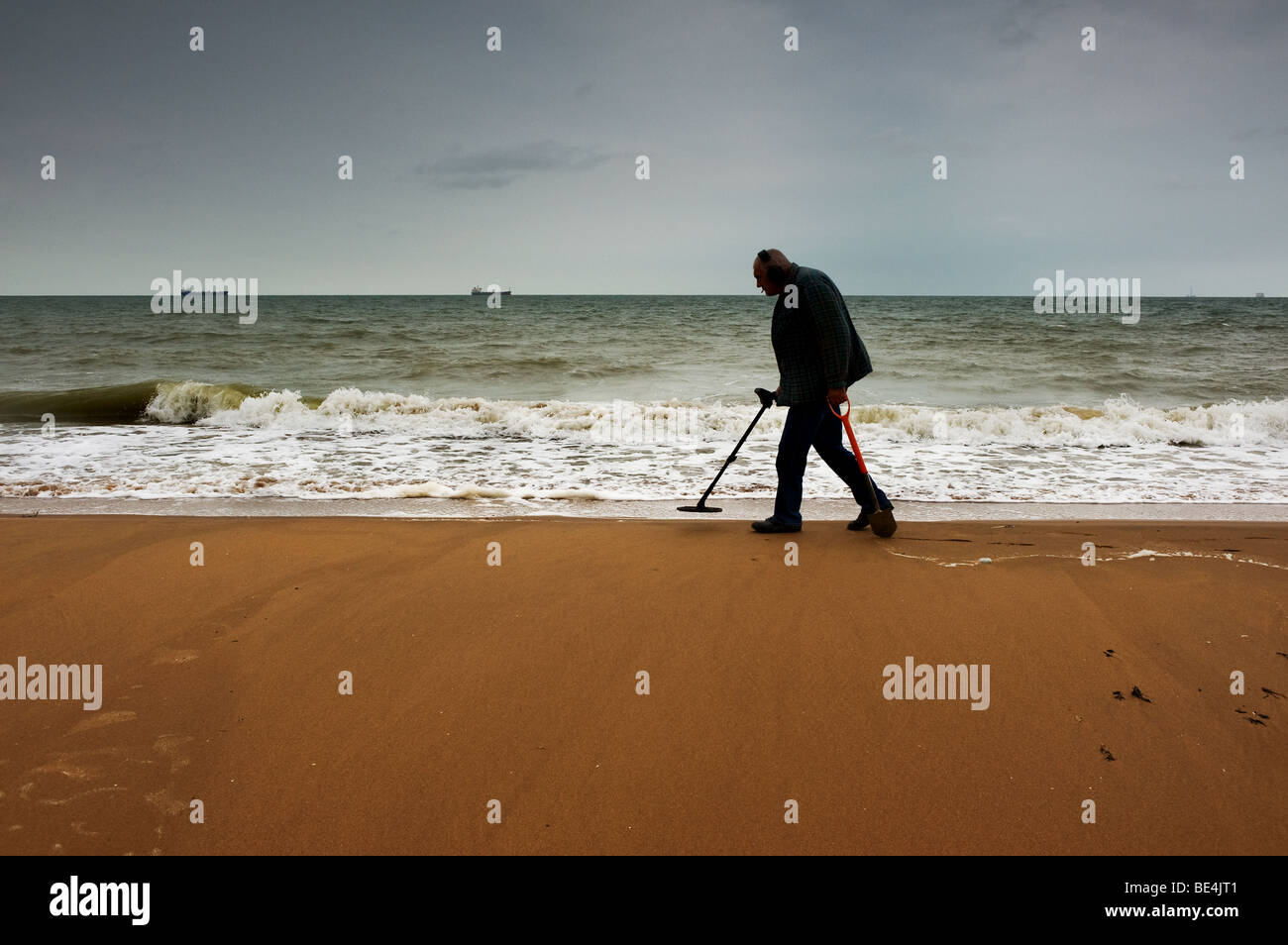 Ein Metalldetektor, der am Strand von Botany Bay in Kent in Großbritannien sucht. Stockfoto
