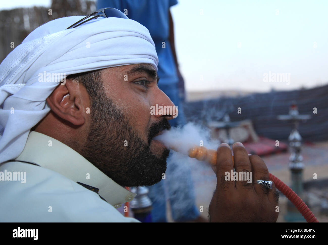 Arabische Shisha Pfeife rauchen Stockfoto