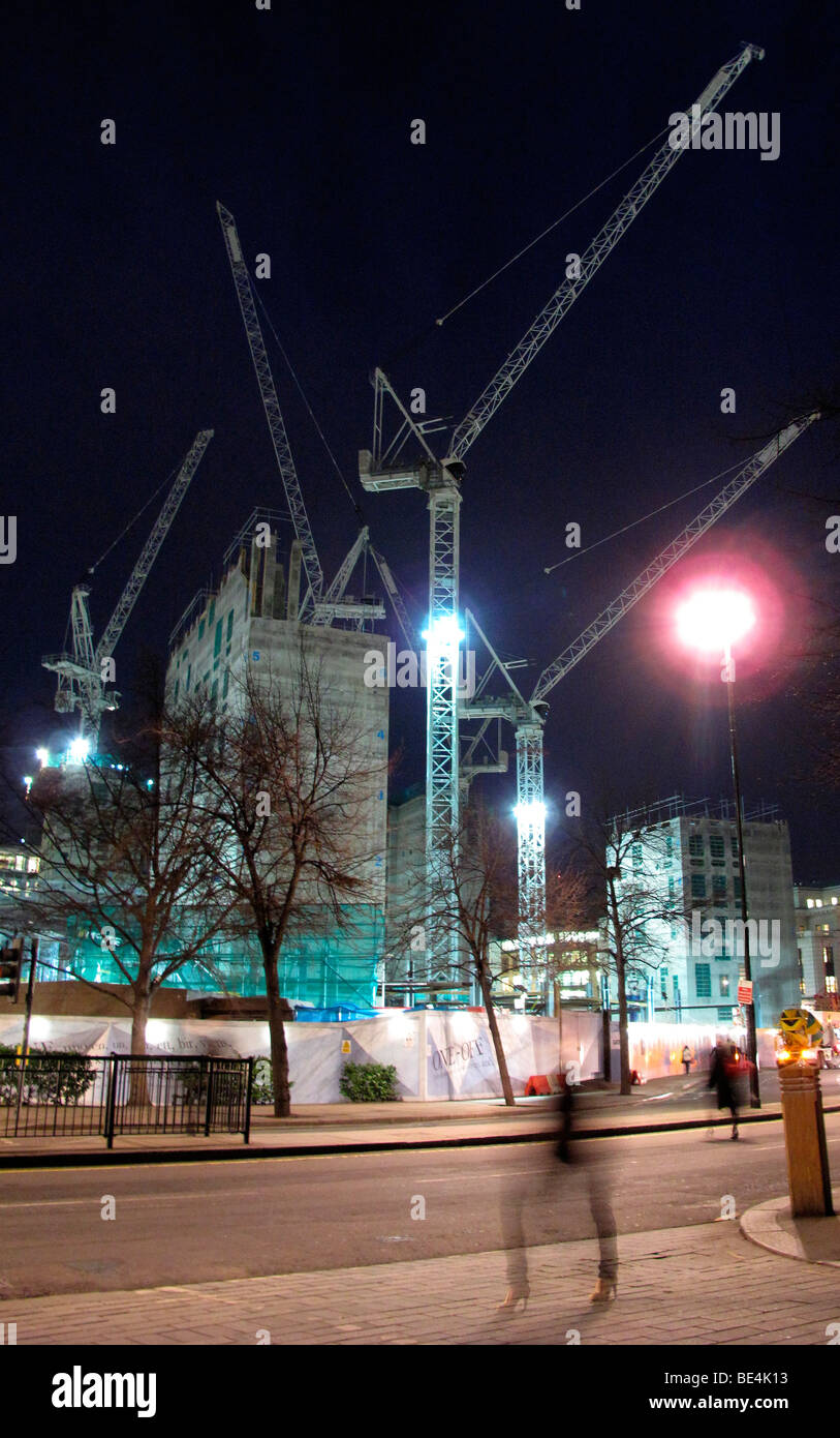 Eine Frau geht vorbei an der Baustelle des One New Change auf neue Änderung gegenüber St. Pauls Cathedral, im Zentrum von London Stockfoto