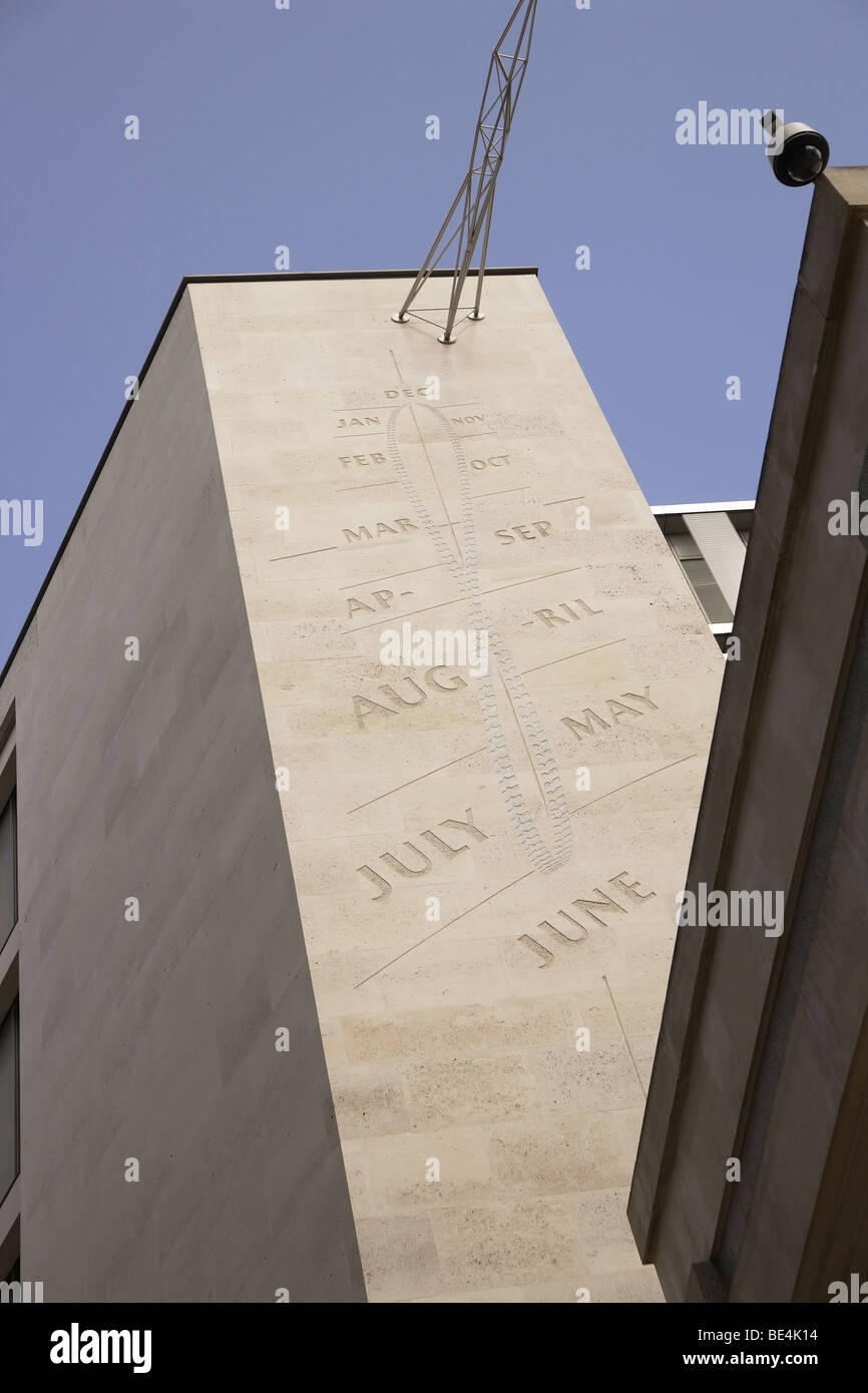 Architektonische Studie der großen Skala Sonnenuhren an der Seite eines London-Gebäudes in portrait.timekeeping Gerät Stockfoto