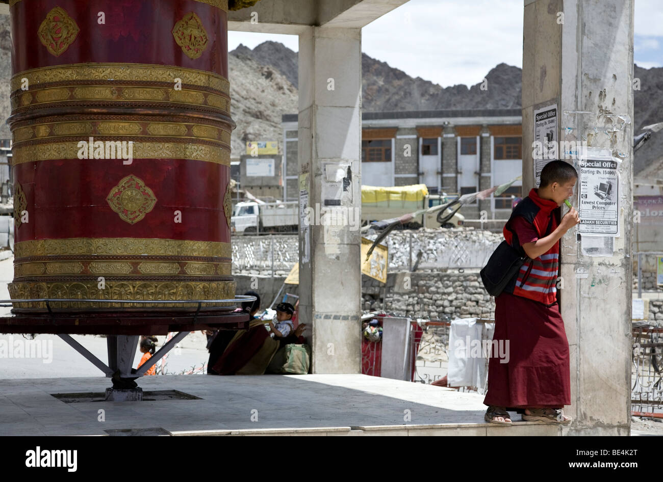 Novize und großen Gebetsmühle. Leh. Ladakh. Indien Stockfoto