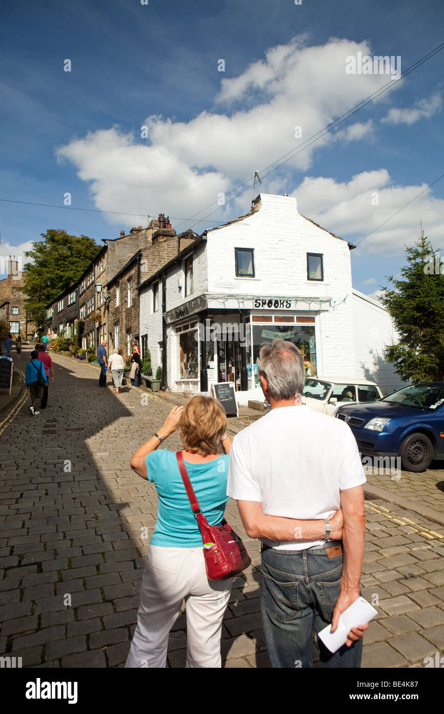 Großbritannien, England, Yorkshire, Haworth, Main Street, Besucher unter Erinnerungsfoto des malerischen Blick Stockfoto