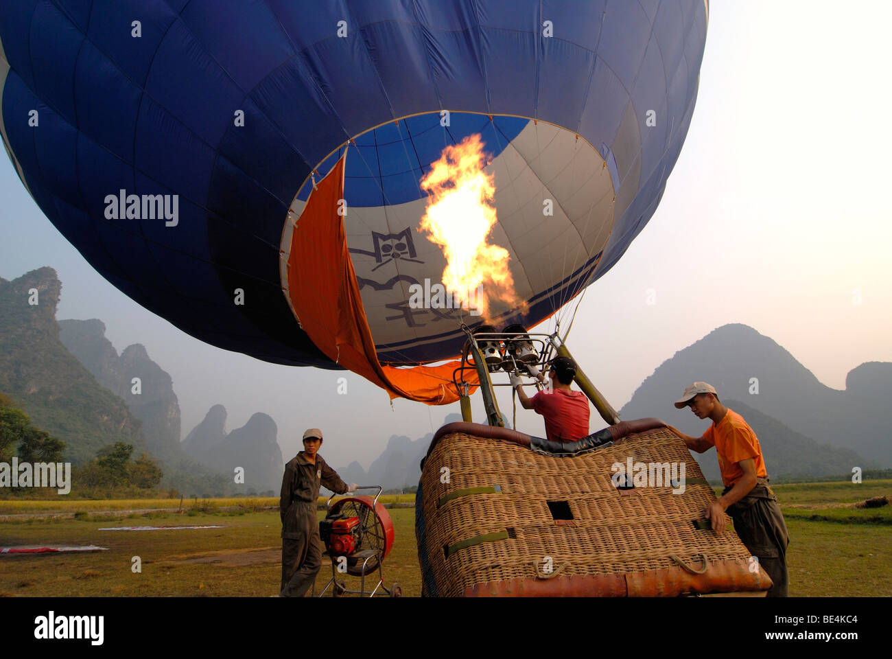 Vorbereiten der Heißluftballons abheben, erste chinesische Ballonfahrer Club in Guilin, Yangshuo, Guanxi, China Stockfoto