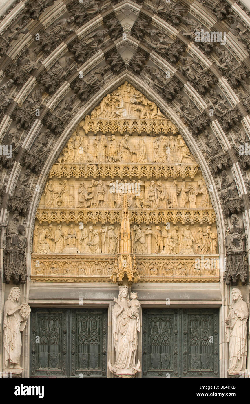 Haupteingang des Kölner Doms in der Westfassade mit restaurierten Wimperg, Maria mit dem Jesuskind in der Mittelachse, stehend Stockfoto