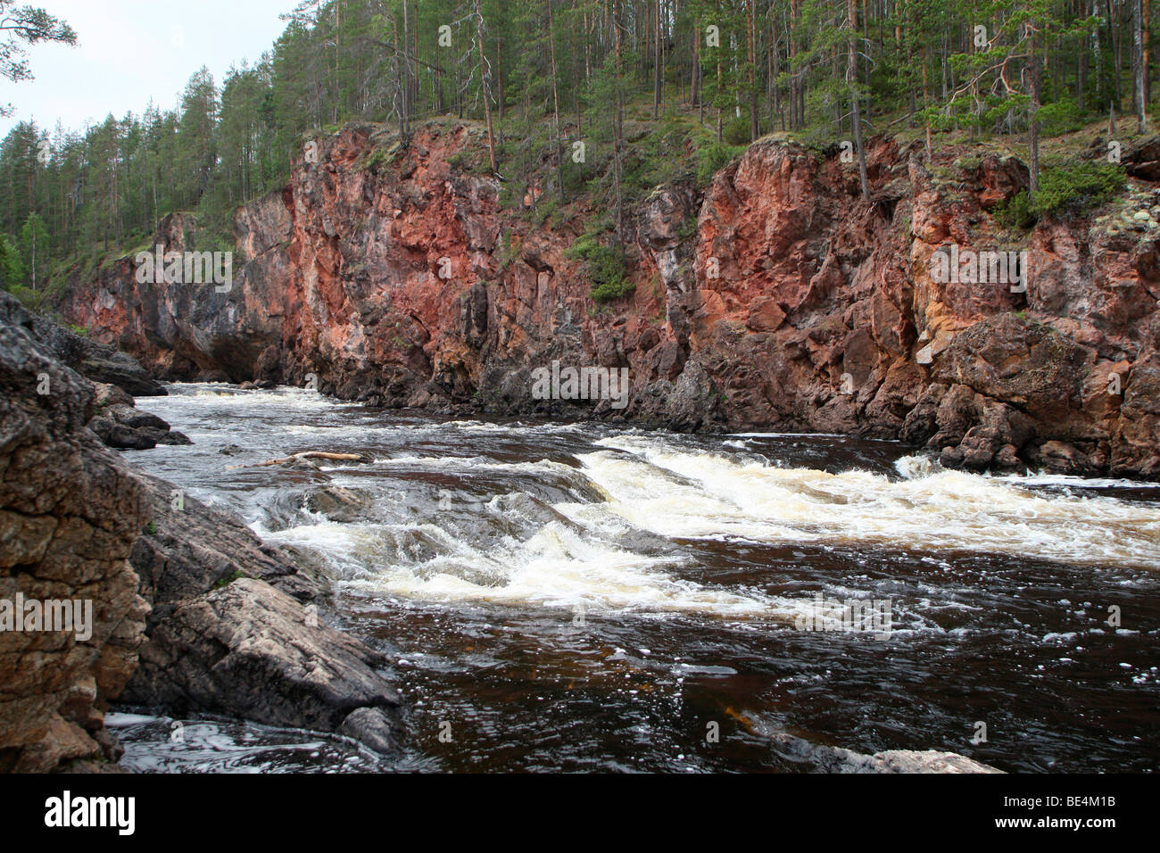 Roten Granitfelsen in den Stromschnellen des Flusses Oulankajoki Oulanka in Nationalpark, Lappland, Finnland, Europa Stockfoto