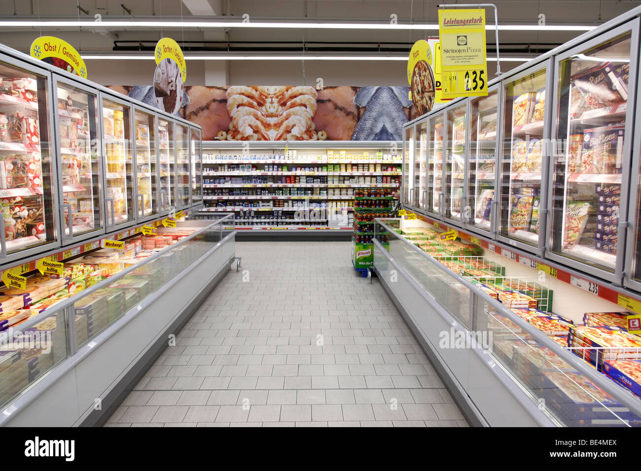 Tiefkühltruhe in einem Supermarkt Stockfotografie - Alamy