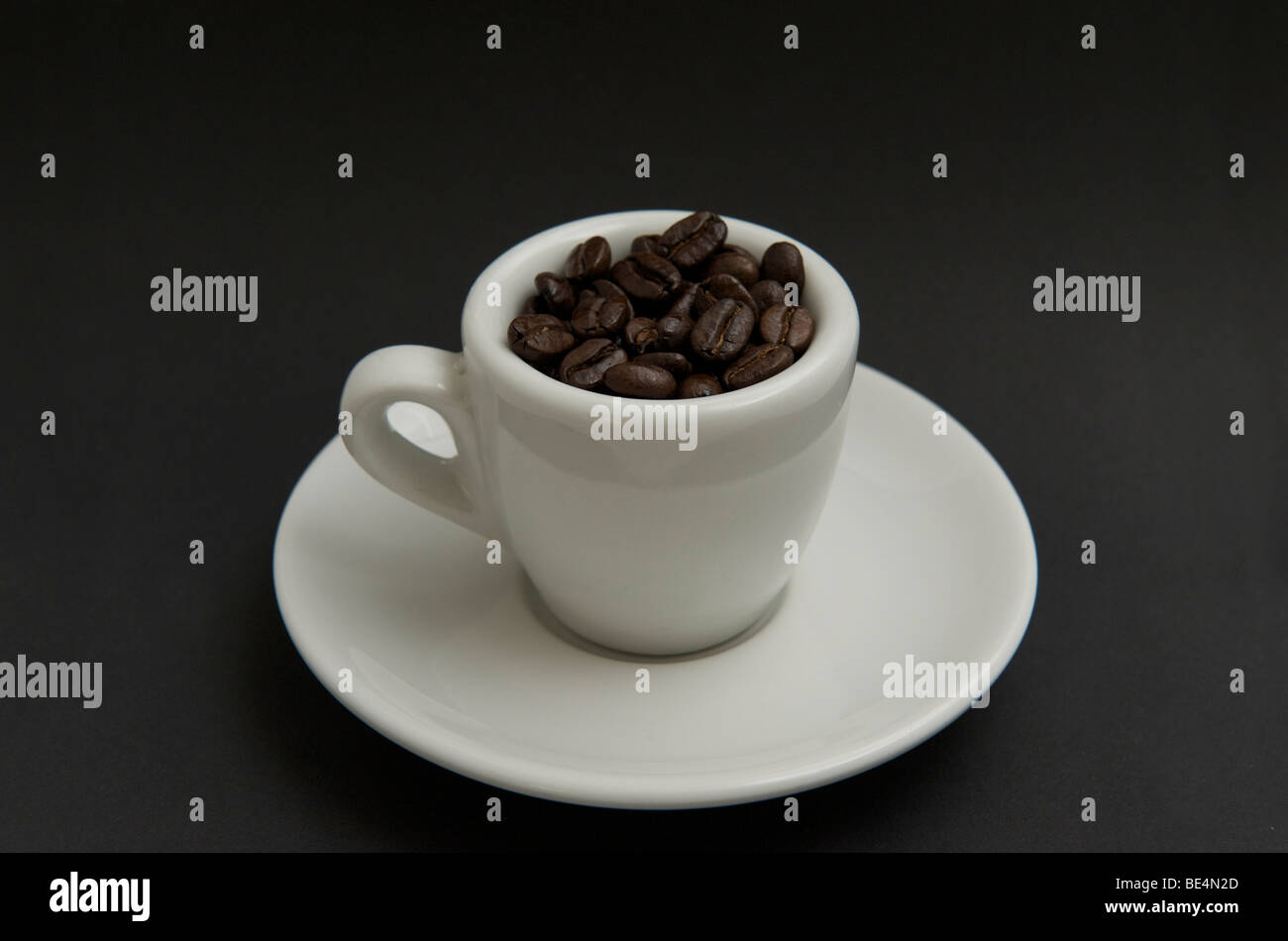 Kaffeebohnen, Espresso roast in Espressotasse Stockfoto