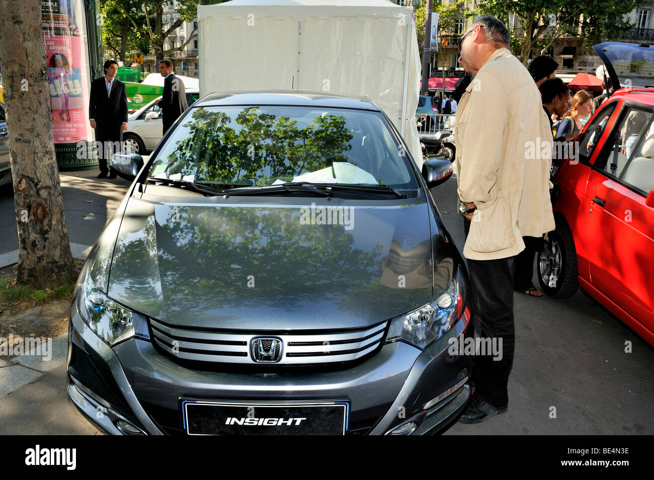 Paris, Frankreich, Shopping, Besucher der „Alternative Transportation“-Show, „Fete des Transport“, Mann, der sich mit einem Honda-Hybrid-Elektroauto beschäftigt, grüne Autos Stockfoto