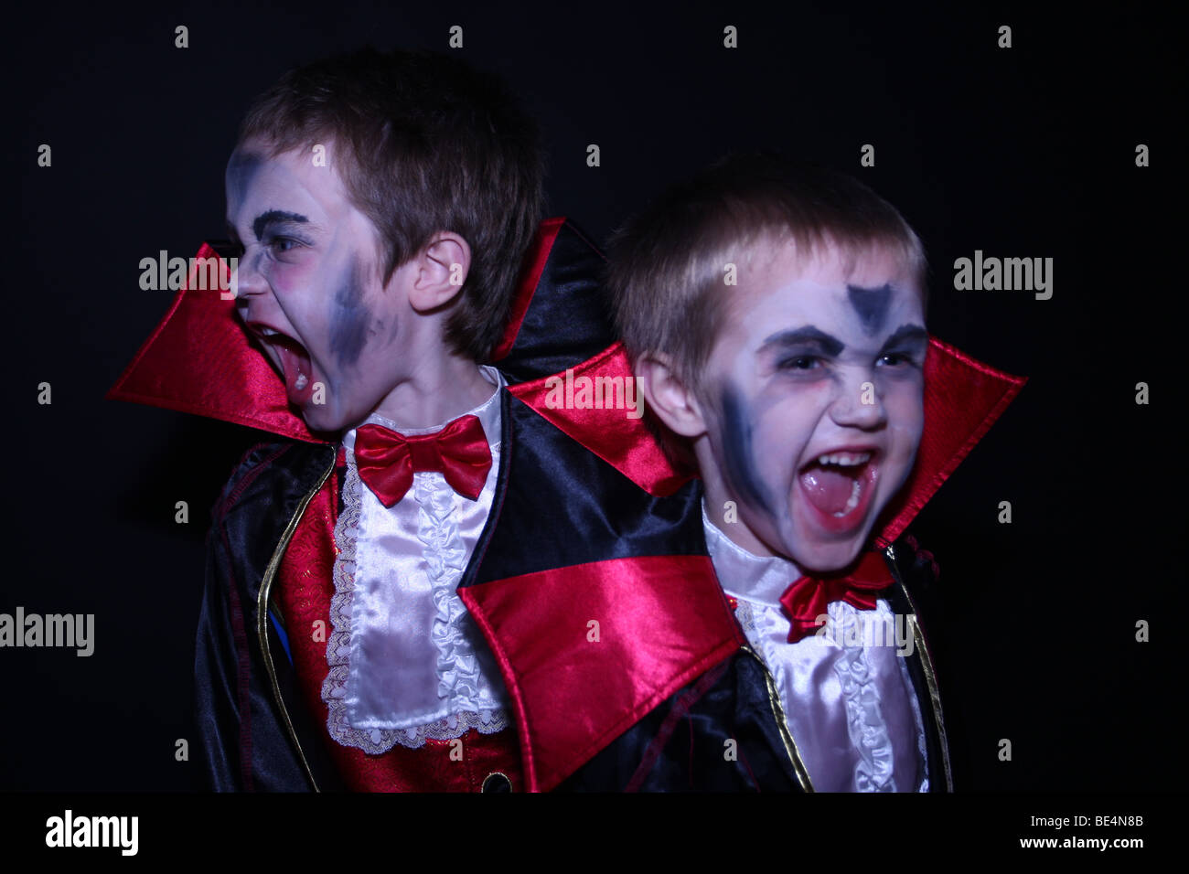 Zwei jungen in Halloween-Kostümen verkleidet Stockfoto