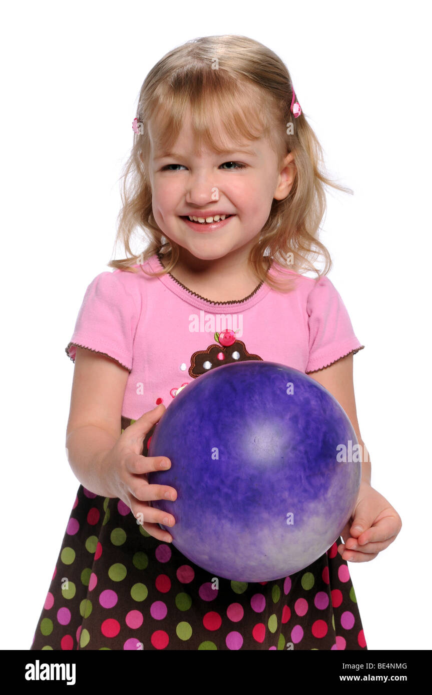 Junges Mädchen mit Ball isoliert auf weißem Hintergrund Stockfoto