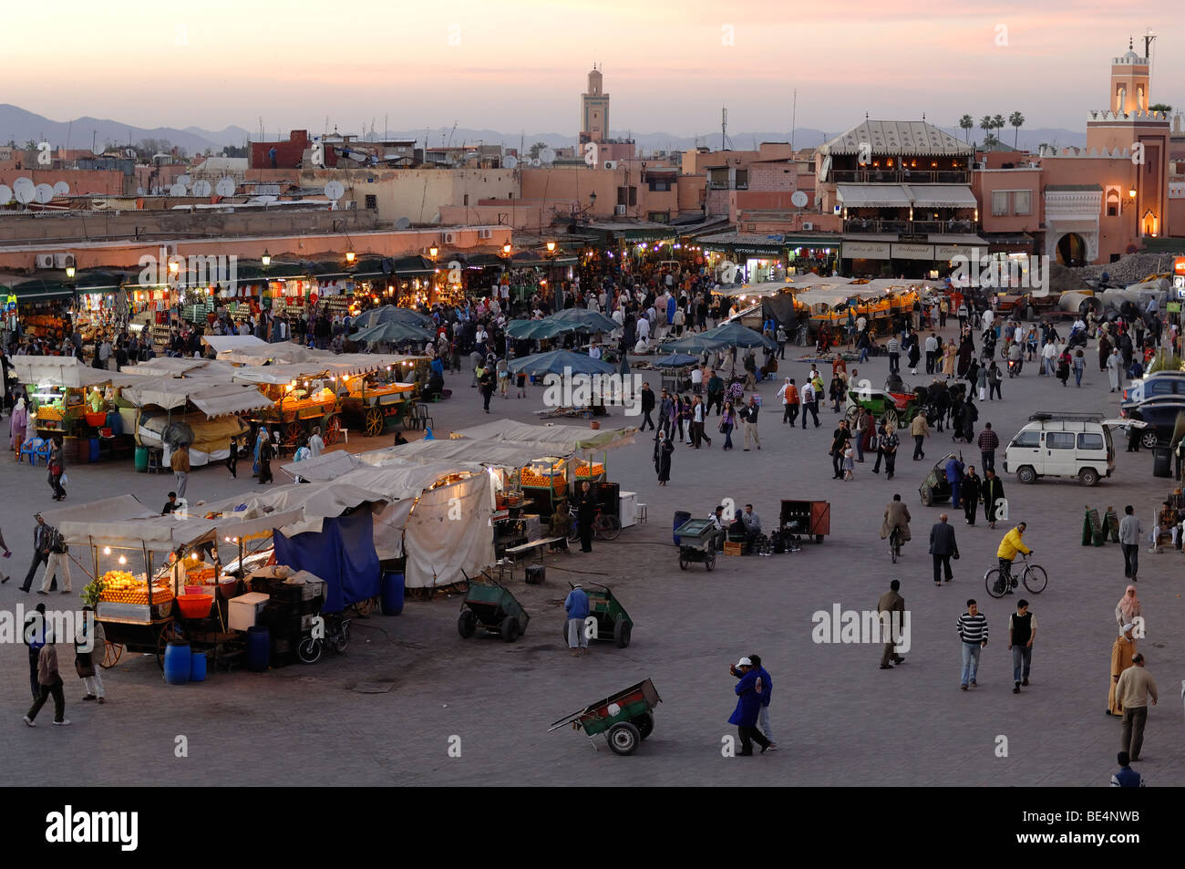 Abendstimmung oder Dämmerung am Djemaa El-Fna oder Djemaa El Fna Platz und Blick über die Dächer von Marrakesch, Marokko Stockfoto