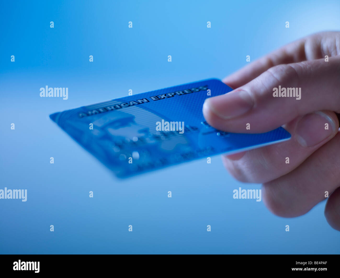 Hand, die American Express Kreditkarte Stockfoto