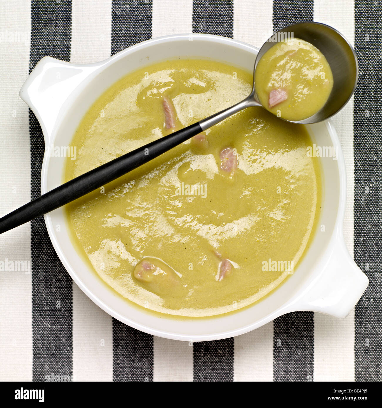 Erbsen-Schinken-Suppe Stockfoto