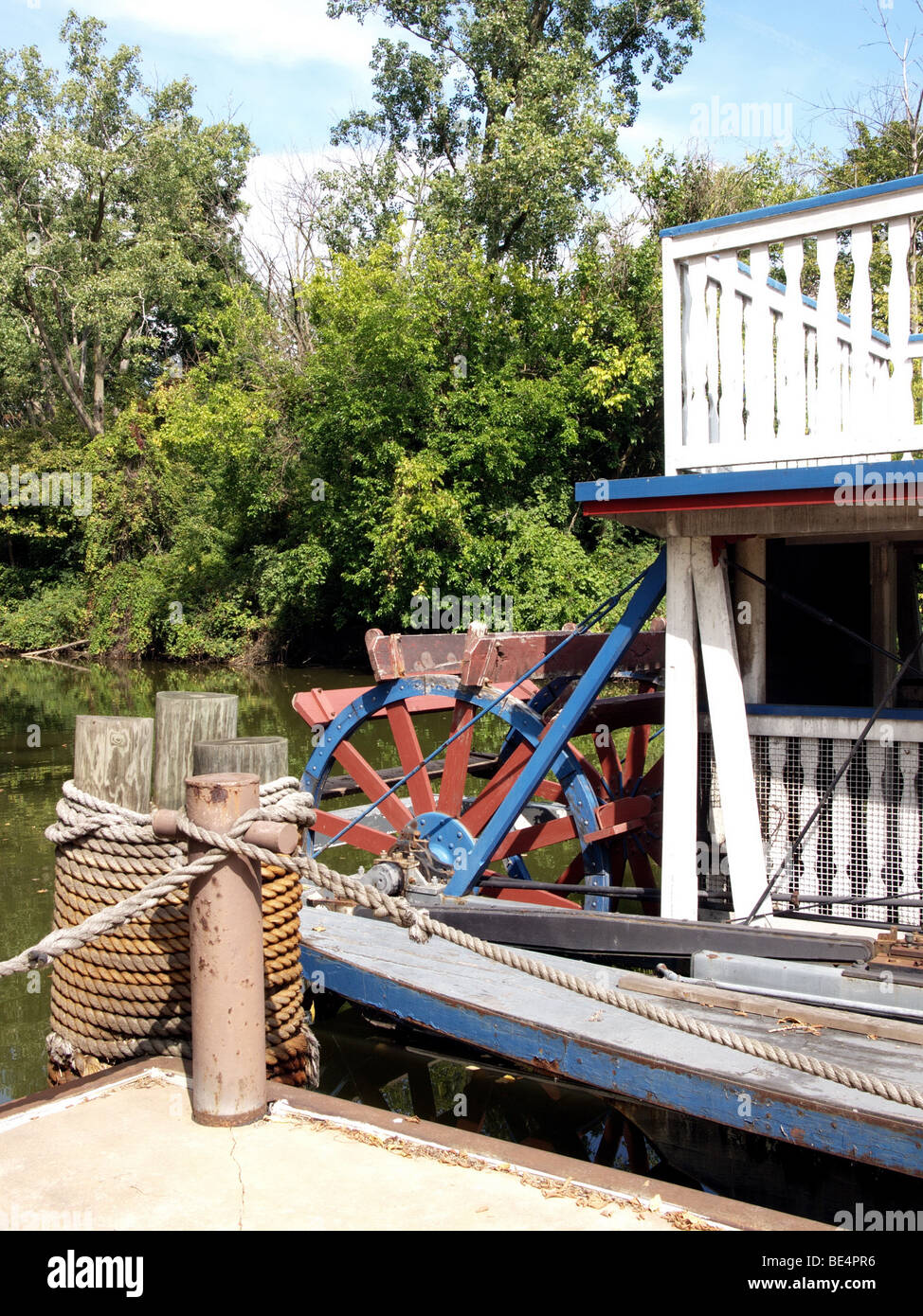 Schaufelrad-Dampfer am Dock gebunden. Stockfoto