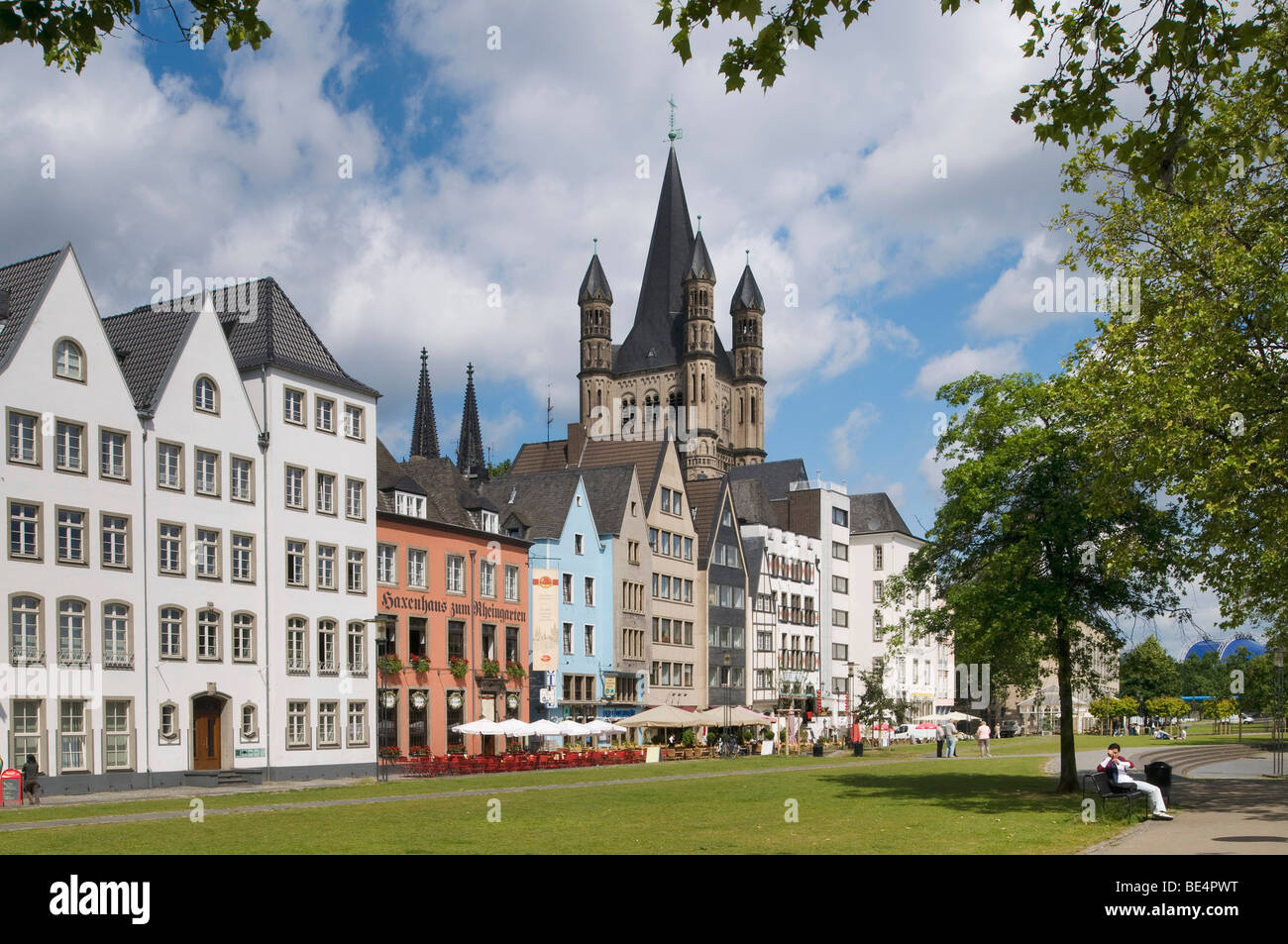 Die Kölner Altstadt mit grober St.-Martins-Dom, wie gesehen von der Bank des Rheins, Köln, Nordrhein-W Stockfoto