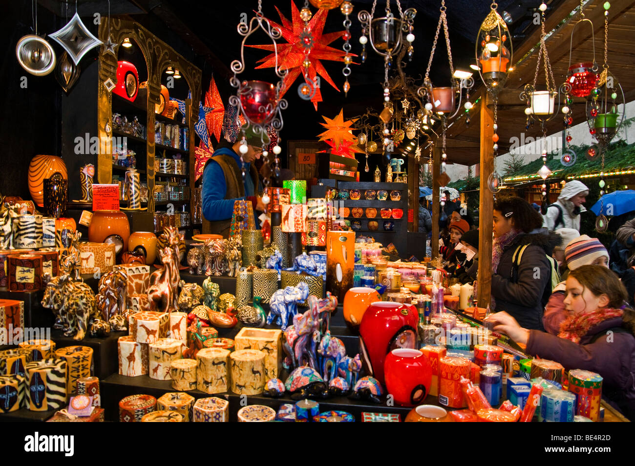 Stand auf dem Weihnachtsmarkt, Freiburg, Baden-Württemberg, Deutschland