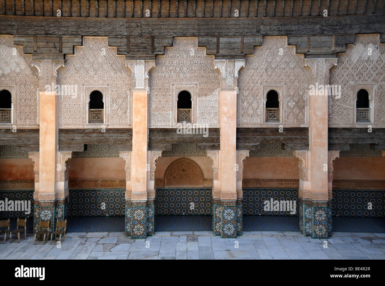 Fassade des Ali Ben Youssef Medersa, Medresse oder islamische Coranic Schule, Marrakesch, Marokko Stockfoto