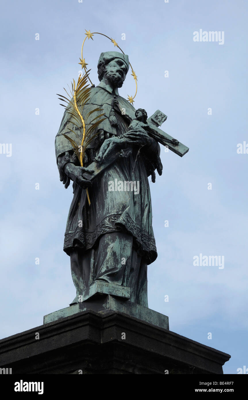 Statue des Heiligen Johannes von Nepomuk, der Karlsbrücke, Prag, Tschechische Republik, Europa Stockfoto