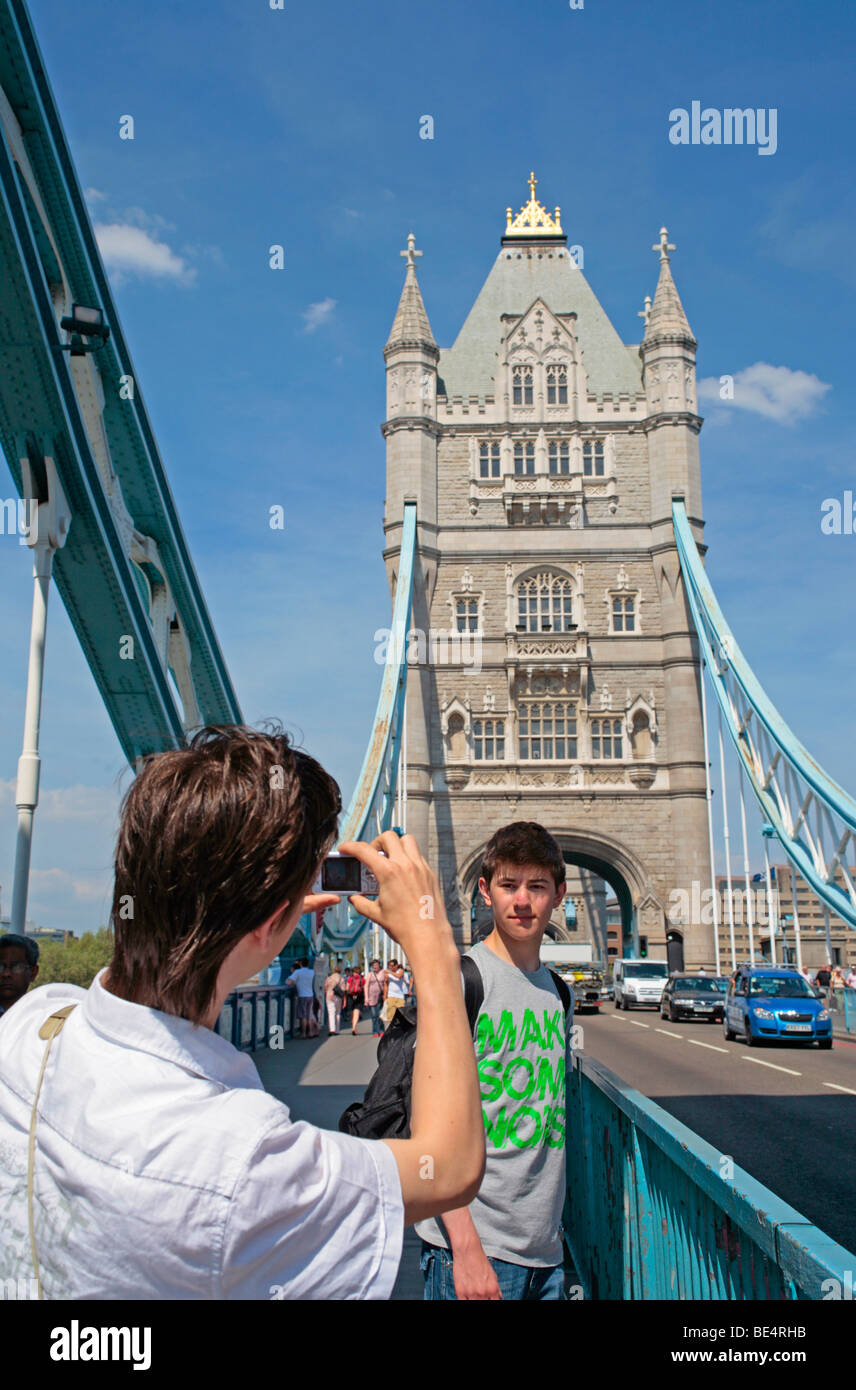 Teenager, die eine Aufnahme seines Freundes auf Tower Bridge, London Stockfoto