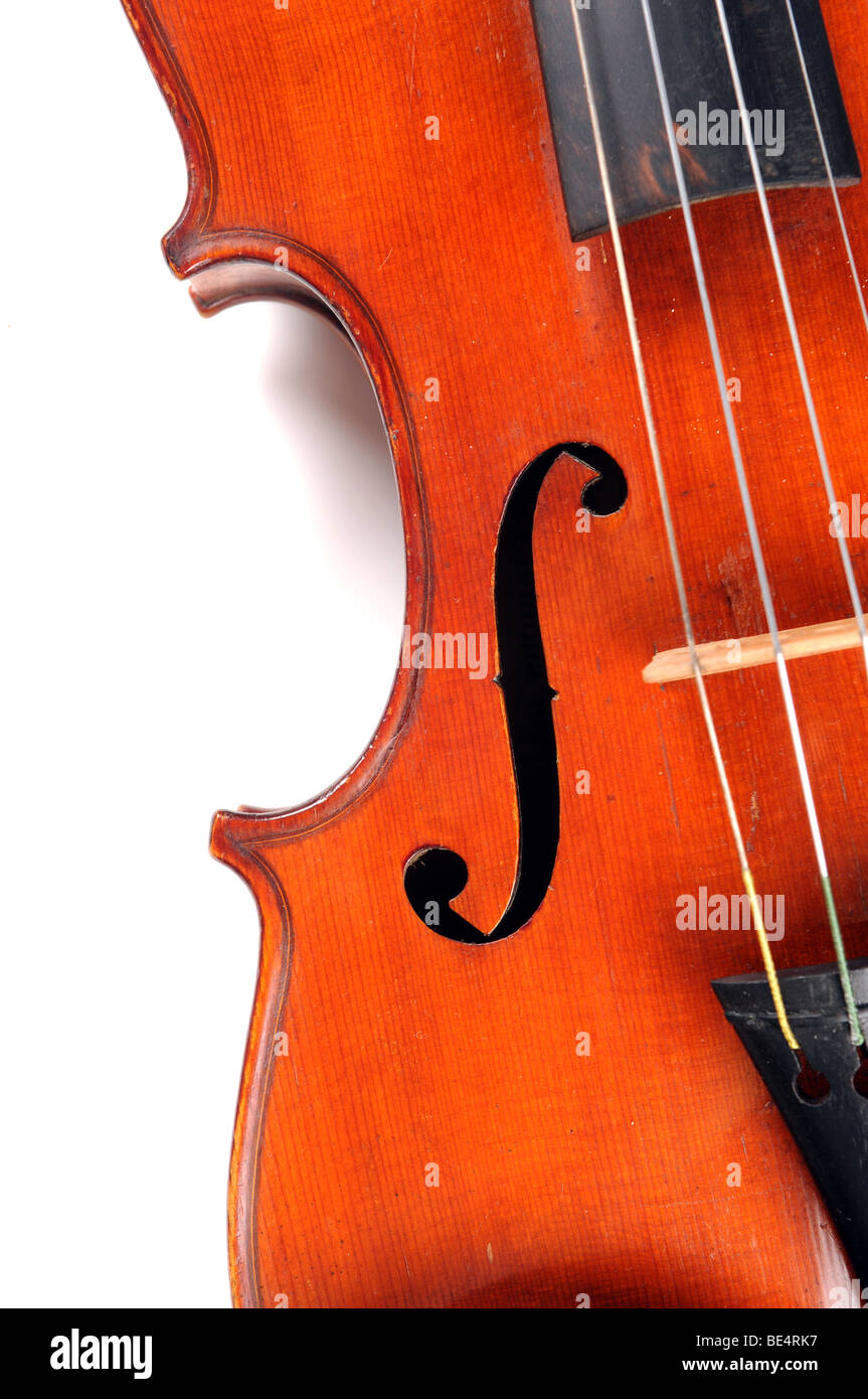 Nahaufnahme des Innenfeldes antike Geige auf weißem Hintergrund Stockfoto