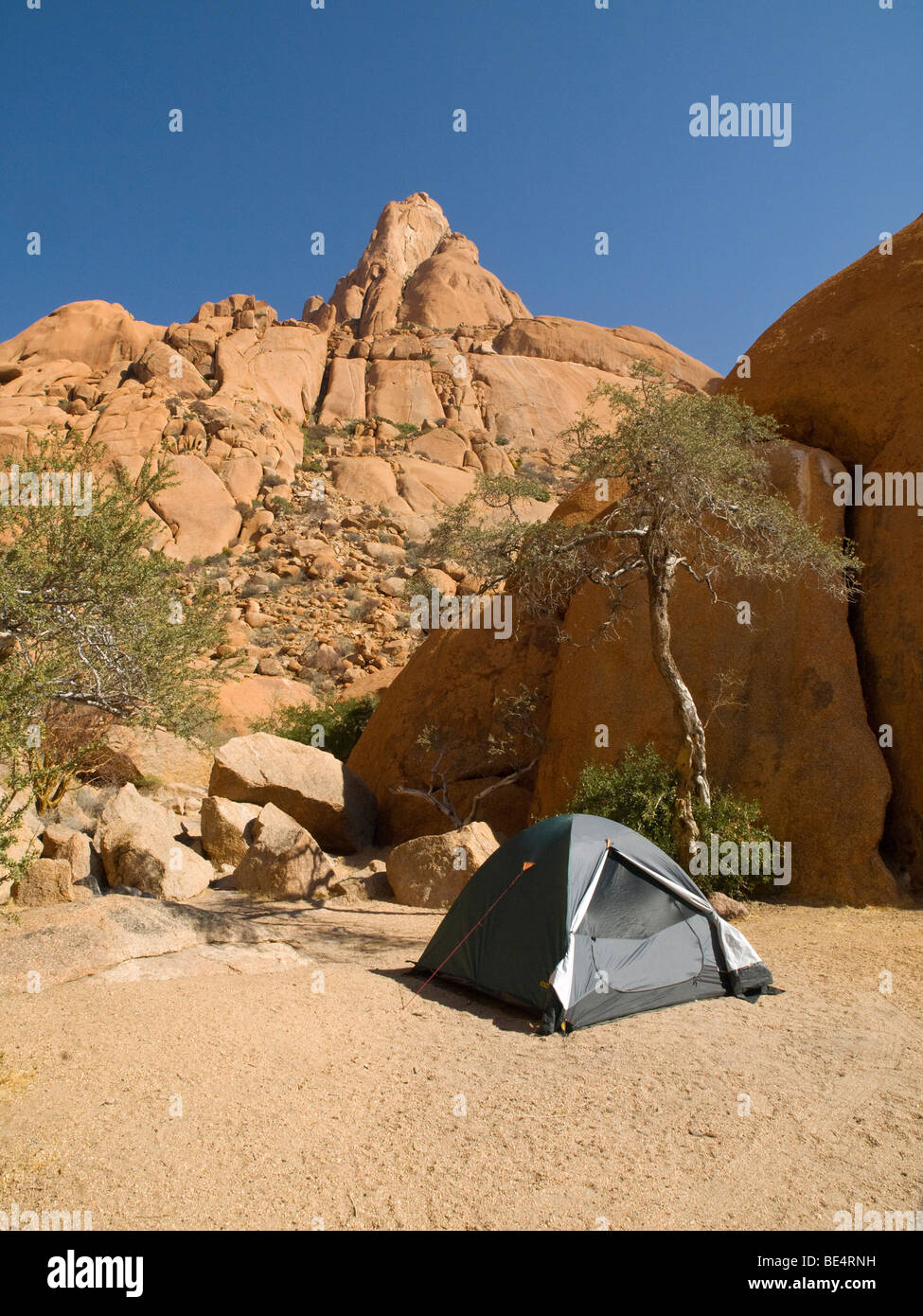 Campingplatz am Fuße der Spitzkoppe Berg, Namibia, Afrika Stockfoto