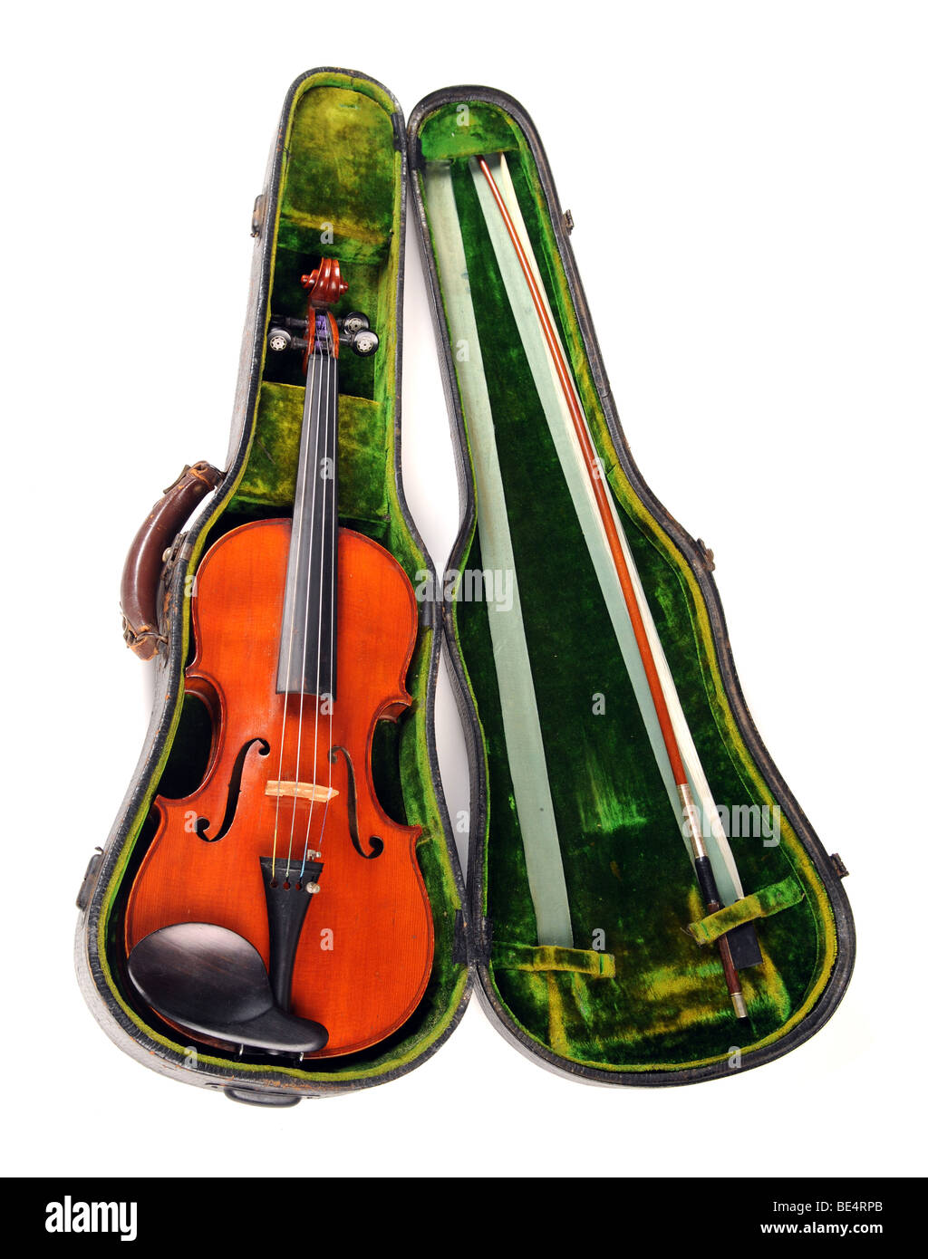 Antike Geige in seinem Gehäuse isoliert auf weißem Hintergrund Stockfoto
