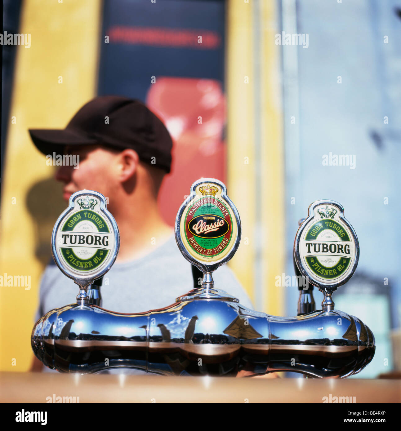 Tuborg Bier zum Verkauf auf der Straße am Nyhavn Copenhagen Dänemark KATHY DEWITT Stockfoto