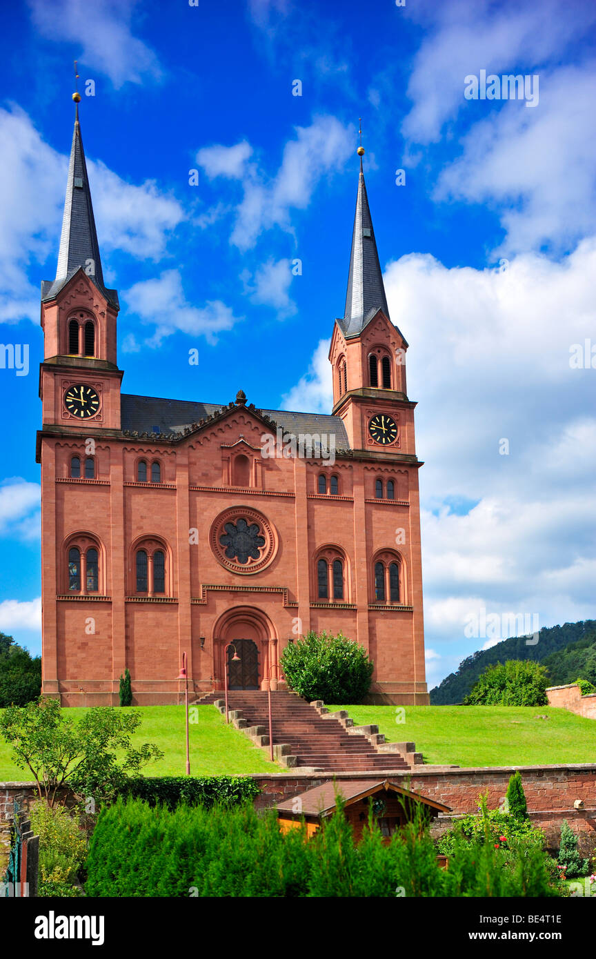 Sandstein protestantische Kirche mit einem Doppelturm Fassade, Wilgartswiesen, Naturpark Pfaelzerwald Naturschutzgebiet, Pfalz, Rhin Stockfoto