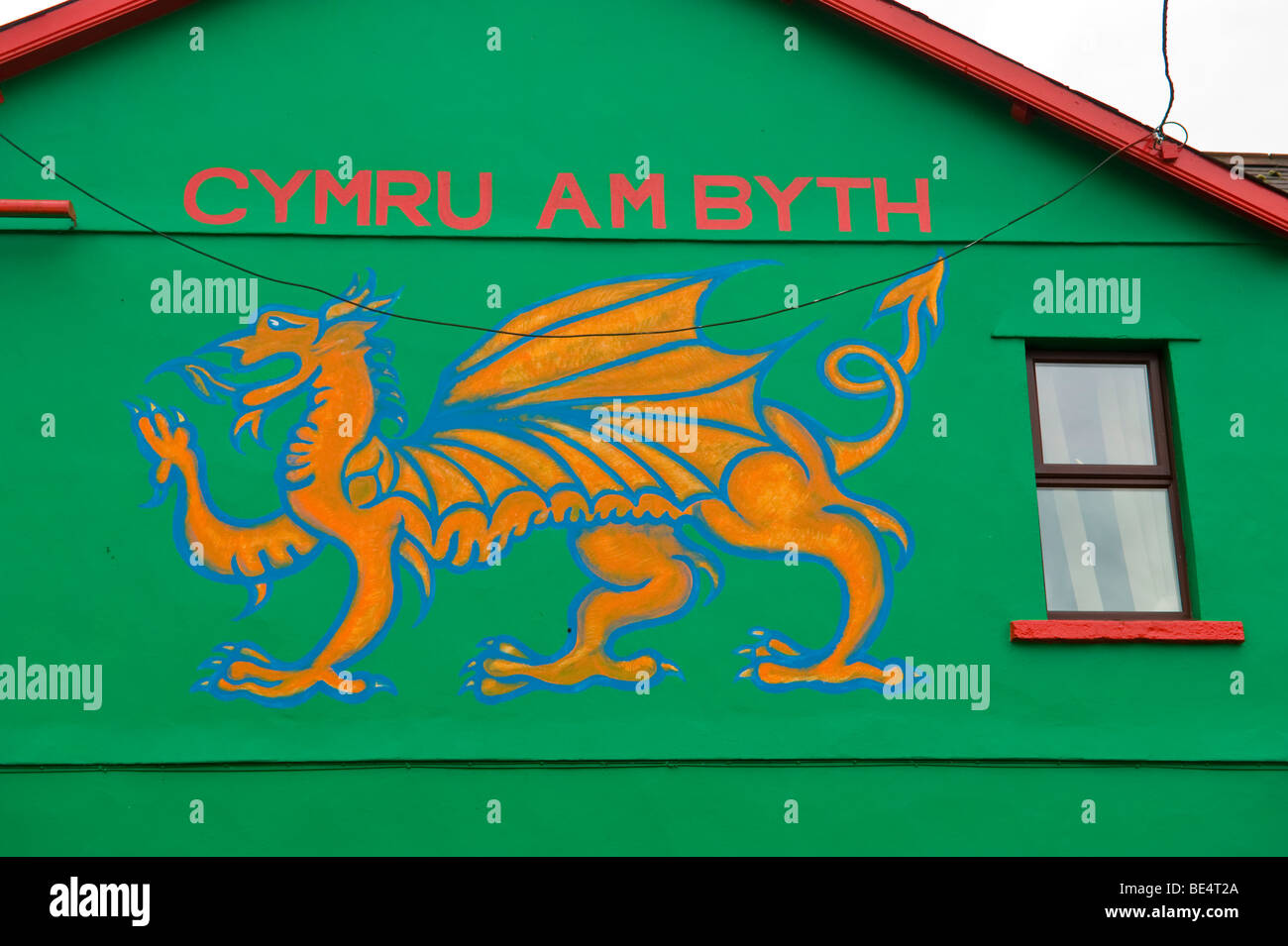 Der EARL OF JERSEY-Kneipe mit Drachen Wandgemälde an Stirnwand in Briton Ferry in der Nähe von Neath South Wales UK Stockfoto